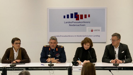 Der Brigadegeneral Frank Gräfe informiert bei der Landespressekonferenz über ein geplantes Luftmanöver in Hannover. © NDR 