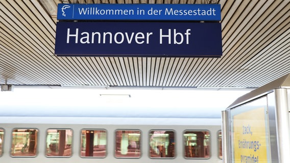 Vor dem Schild "Hannover Hbf" fährt ein Schnellzug ab. © NDR Foto: Nils Hartung