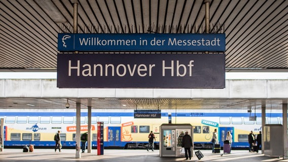 Auf einem Schild an einem Gleis steht "Hannover Hbf" © picture alliance / dpa | Ole Spata Foto: Ole Spata