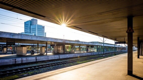 Die Sonne trifft auf die Gleise vom Hauptbahnhof Hannover. © picture alliance/dpa/Moritz Frankenberg Foto: Moritz Frankenberg