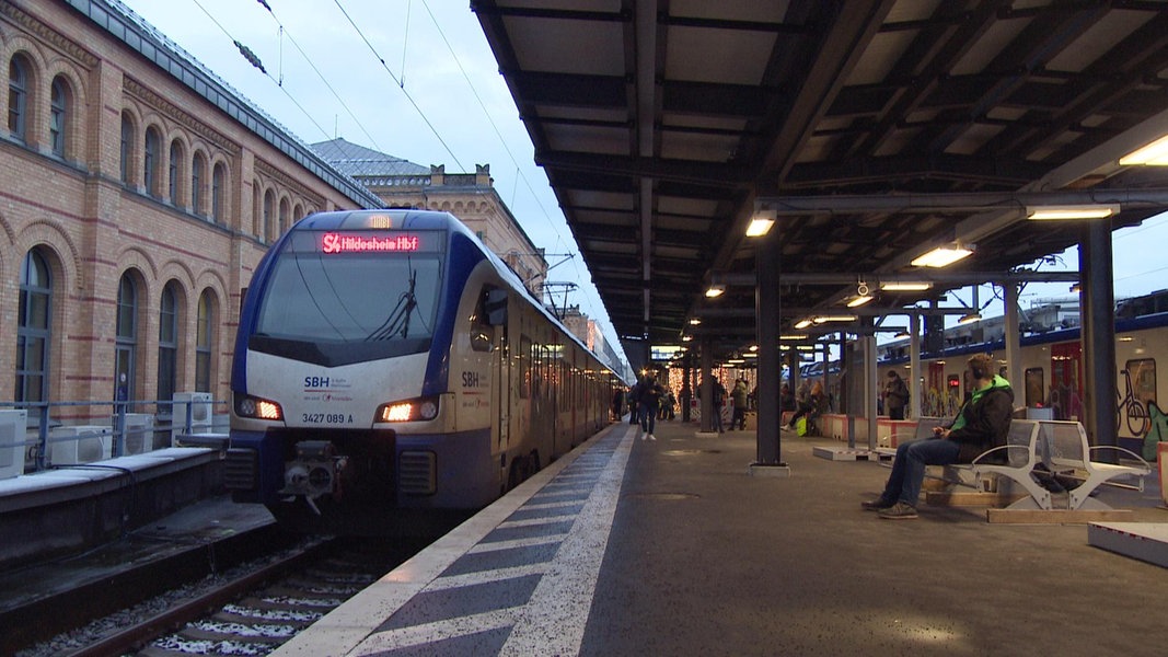 Ein Zug steht an einem Gleis des Hauptbahnhofs Hannover.