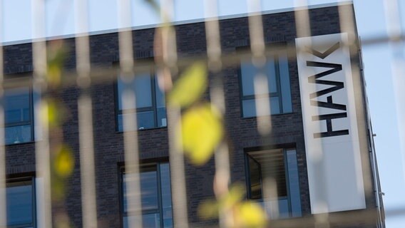 Der Schriftzug "HAWK" an der Bibliothek der Hochschule für angewandte Wissenschaft und Kunst (HAWK) in Hildesheim. © picture alliance/dpa Foto: Sebastian Gollnow