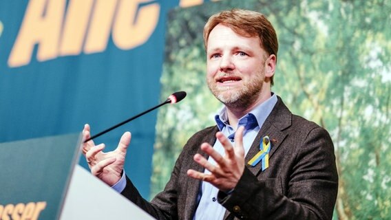 Gerald Heere (Grüne) spricht beim niedersächsischen Landesparteitag von Bündnis 90/Die Grünen am 25.03.2022. © picture alliance/dpa Foto: Ole Spata