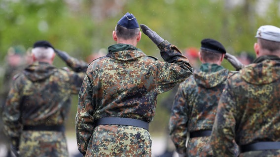 Reservisten salutieren bei einem Appell. © picture alliance/dpa Foto: Tobias Hase