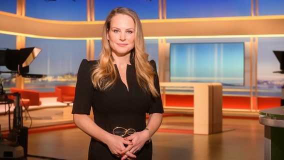 NDR Niedersachsen Moderatorin Tina Hermes steht im Studio in Hannover. © NDR 