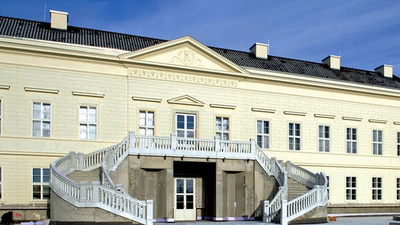 Eine Ansicht des neuaufgebauten Schlosses Herrenhausen an einem klaren Wintertag. © dpa-Blidfunk Foto: Hochtief Solutions