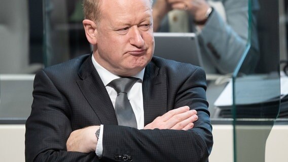 Reinhold Hilbers (CDU), Finanzminister Niedersachsen, sitzt im niedersächsischen Landtag. © dpa-Bildfunk Foto: Julian Stratenschulte