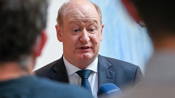 Finanzminister Reinhold Hilbers (CDU) spricht bei einer Pressekonferenz. © picture alliance Foto: Jens Kalaene