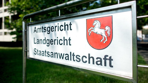 Ein Schild weist auf das Amtsgericht, das Landgericht und die Staatsanwaltschaft Hildesheim hin. © Picture Alliance Foto: Hauke-Christian Dittrich