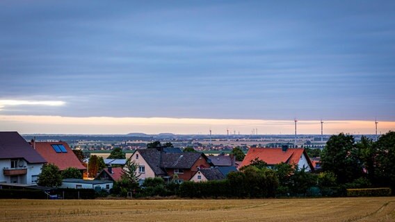 Residential houses are near Hildesheim on the edge of the field.  © picture alliance/dpa/Moritz Frankenberg Photo: Moritz Frankenberg