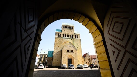 Blick vom Bischöflichen Generalvikariat auf den Hildesheimer Dom © picture alliance/dpa Foto: Julian Stratenschulte