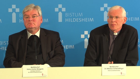 Weihbischof Heinz-Günter Bongartz und Weihbischof Dr. Nikolaus Schwerdtfeger bei der Pressekonferenz in Hildesheim. © NDR 