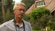 Udo Hilfers von der Storchenpflegestation Wesermarsch spricht in einem Interview. © NDR 