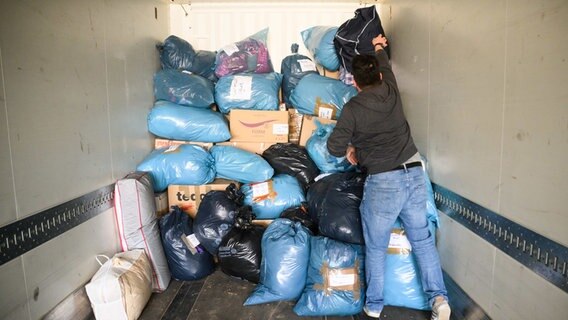 Helfer packen Hilfsgüter vor der ukrainisch-katholischen Kirche St. Wolodymyr in einen LKW. © dpa-Bildfunk Foto: Julian Stratenschulte