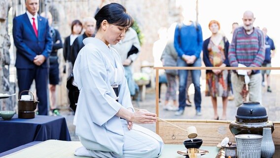 Hiroyo Nakamoto, Teemeisterin und Kulturbotschafterin der Stadt Hiroshima, hält eine Trauer-Teezeremonie ab. © Michael Matthey/dpa Foto: Michael Matthey