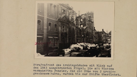 Archivfoto der Straßenfront eines Staatsarchivs. © NDR 