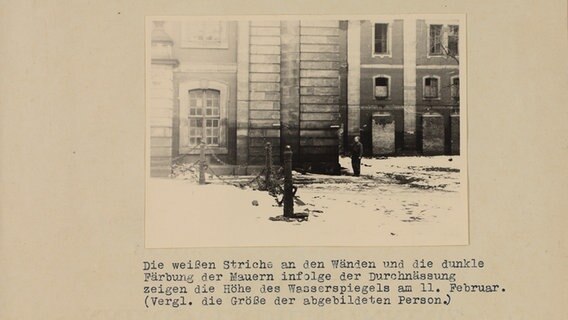 Archivfoto der Straßenfront eines Staatsarchivs. © NDR 