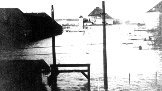 Vom Hochwasser überflutete Straßen in Hannover auf einer alten Schwarz-Weiß-Fotografie. © NDR 