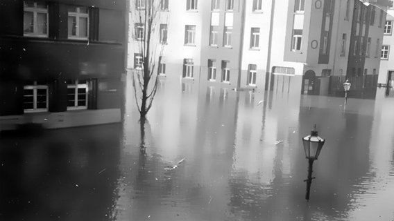 Vom Hochwasser überflutete Straßen in Hannover auf einer alten Schwarz-Weiß-Fotografie. © NDR 