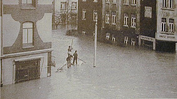 Vom Hochwasser überflutete Straßen in Hannover auf einer alten Schwarz-Weiß-Fotografie. © NDR 