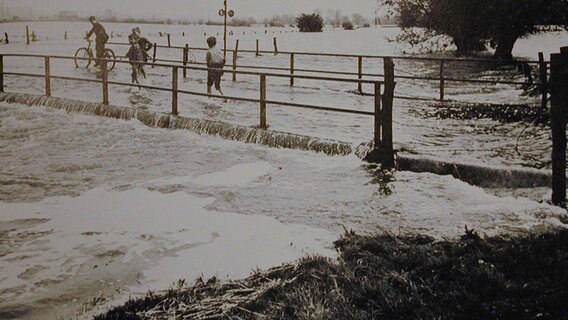 Vom Hochwasser überflutete Straßen in Hannover auf einer alten Schwarz-Weiß-Fotografie. © NDR 