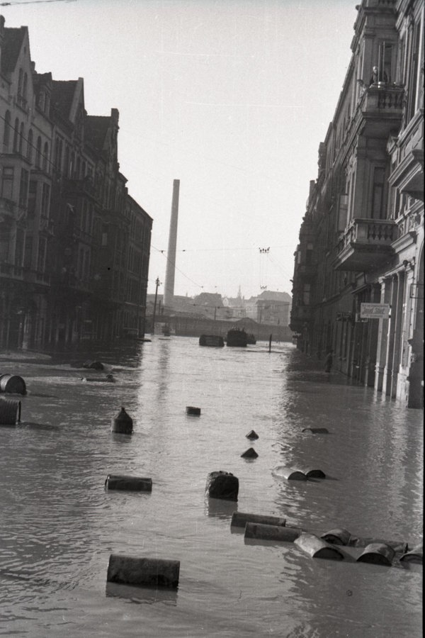 Vom Hochwasser überflutete Straßen in Hannover auf einer alten Schwarz-Weiß-Fotografie. © Archiv der Region Hannover, Nachlass Koberg Nr1970 Foto: Heinz Koberg