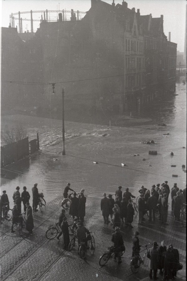 Vom Hochwasser überflutete Straßen in Hannover auf einer alten Schwarz-Weiß-Fotografie. © Archiv der Region Hannover, Nachlass Koberg Nr1972 Foto: Heinz Koberg