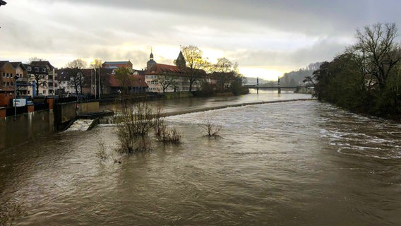 Die Weser ist bei Hameln über die Ufer getreten. Noch ist das Wehr zu sehen. © NDR Foto: Wilhelm Purk