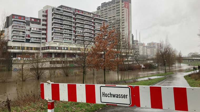 An der Ihme weist ein Schild auf Hochwasser hin. © NDR Foto: Josy Wübben