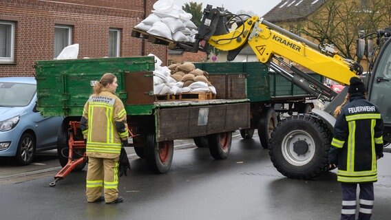 Helfer und Feuerwehrkräfte entladen Sandsäcke in Ruthe im Landkreis Hildesheim. © dpa Foto: Julian Stratenschulte