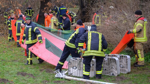 Helfer von der Feuerwehr und Technischen Hilfswerk (THW) installieren in Sarstedt ein mobiles Hochwasserschutzsystem. © dpa Foto: Julian Stratenschulte