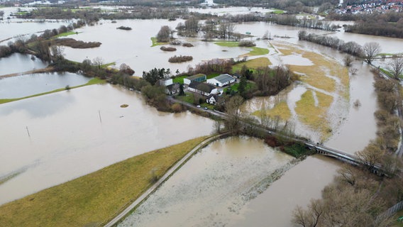 Hochwasser vom Fluss Leine überflutet die Leinemasch mit dem Wasserwerk Grasdorf südlich von Hannover. © dpa Foto: Julian Stratenschulte