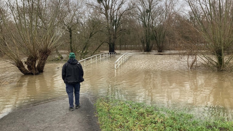 Eine Brücke in einem Naturschutzgebiet in Hannover ist überschwemmt. © NDR Foto: privat