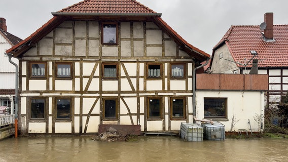 Die Rodenberger Aue führt Hochwasser. © dpa Foto: Ole Spata