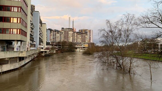 Die Ihme ist neben dem Ihme-Zentrum in Hannover über die Ufer getreten. © NDR Foto: Julia Henke