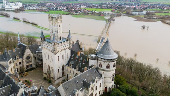 Das Schloss Marienburg in der Region Hannover steht vor überfluteten Feldern am Fluss Leine. © dpa Foto: Julian Stratenschulte
