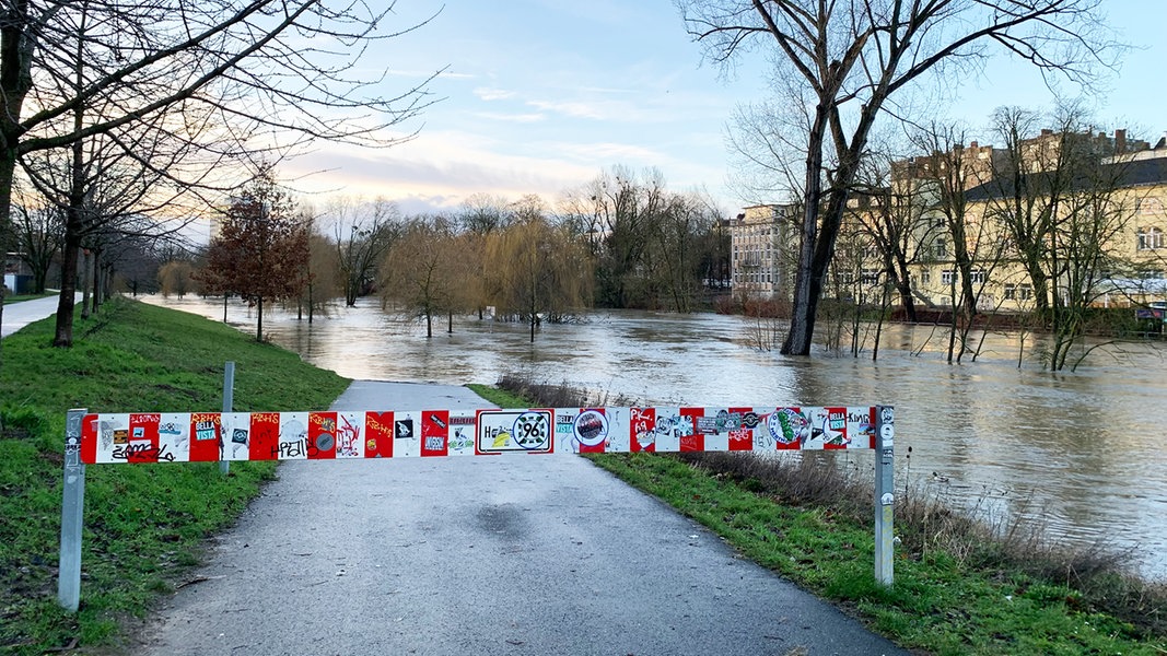 Ein Weg ist in Hannover bei Hochwasser gesperrt.