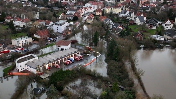 Eine Drohnenaufnahme zeigt das Überschwemmungsgebiet in Rinteln. © HannoverReporter 