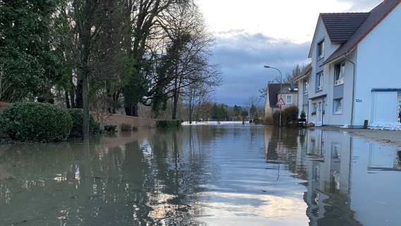 Eine überschwemmte Straße in der Stadt Rinteln. © NDR Foto: Wilhelm Purk