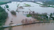 Sarstedt: Hochwasser umfließt die Ortschaft Ruthe im Landkreis Hildesheim. © dpa Foto: Julian Stratenschulte