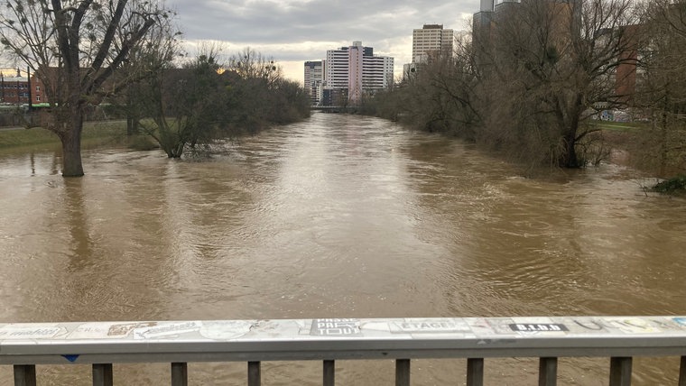 Blick von der Faust-Brücke in Linden-Nord auf das Heizkraftwerk der Stadtwerke und das Ihmezentrum. © NDR.de Foto: Josy Wübben