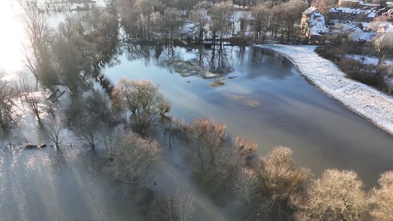 Eine Dronenaufnahme zeigt das Überschwemmungsgebiet in Hannover bei Frost. © HannoverReporter 