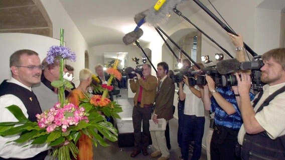 Das schwule Hochzeitspaar Reinhard Lüschow und Heinz-Friedrich Harre wird nach der Trauung von der Presse belagert. © NDR 