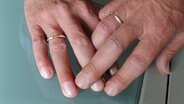 Zwei Hände eines homosexuellen Paares. © dpa-Bildfunk Foto: Julian Stratenschulte