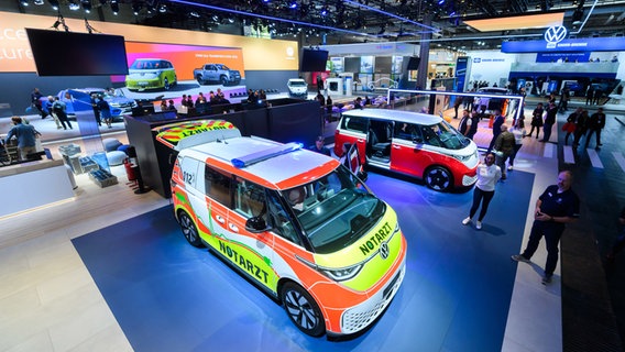 Ein Elektrobus ID Buzz als Notarztfahrzeug steht auf der Internationalen Automobil-Ausstellung IAA Transportation für Nutzfahrzeuge in der Messe Hannover auf dem Stand von Volkswagen Nutzfahrzeuge. © dpa-Bildfunk Foto: Julian Stratenschulte