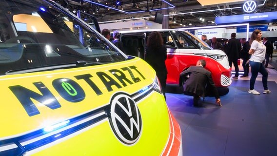 Ein Elektrobus ID Buzz als Notarztfahrzeug steht auf der Internationalen Automobil-Ausstellung IAA Transportation für Nutzfahrzeuge in der Messe Hannover auf dem Stand von Volkswagen Nutzfahrzeuge. © dpa-Bildfunk Foto: Julian Stratenschulte