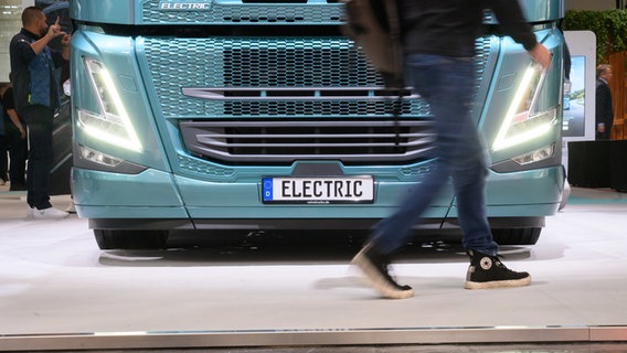 Ein Elektro-LKW steht auf der Internationalen Automobil-Ausstellung IAA Transportation für Nutzfahrzeuge in der Messe Hannover auf dem Stand von Volvo. © dpa-Bildfunk Foto: Julian Stratenschulte