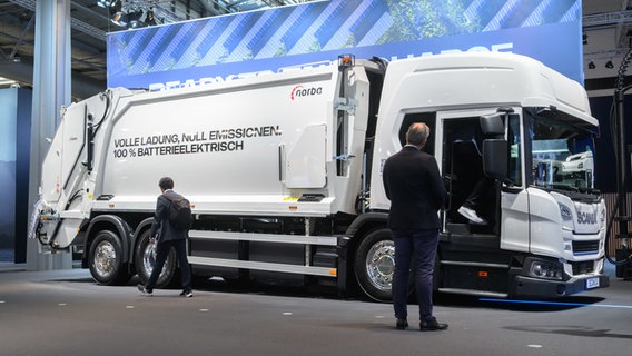 Ein elektrisch angetriebenes Müllfahrzeug steht auf der Internationalen Automobil-Ausstellung IAA Transportation für Nutzfahrzeuge in der Messe Hannover auf dem Stand von Scania. © dpa-Bildfunk Foto: Julian Stratenschulte