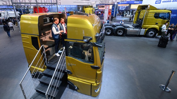 Ein offener LKW steht auf der Internationalen Automobil-Ausstellung IAA Transportation für Nutzfahrzeuge in der Messe Hannover auf dem Stand von MAN. © dpa-Bildfunk Foto: Julian Stratenschulte