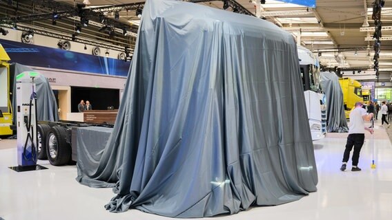 Ein verhüllter LKW steht auf der Internationalen Automobil-Ausstellung IAA Transportation für Nutzfahrzeuge in der Messe Hannover auf dem Stand von DAF. © dpa-Bildfunk Foto: Julian Stratenschulte